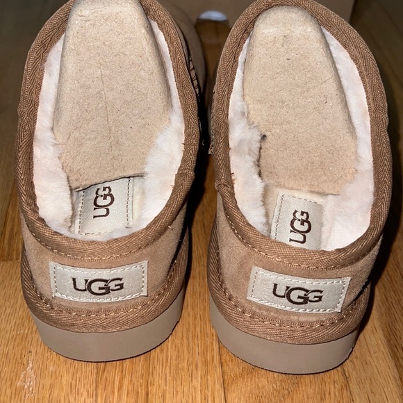 UGG Classic Slipper - Picture 4 of 6